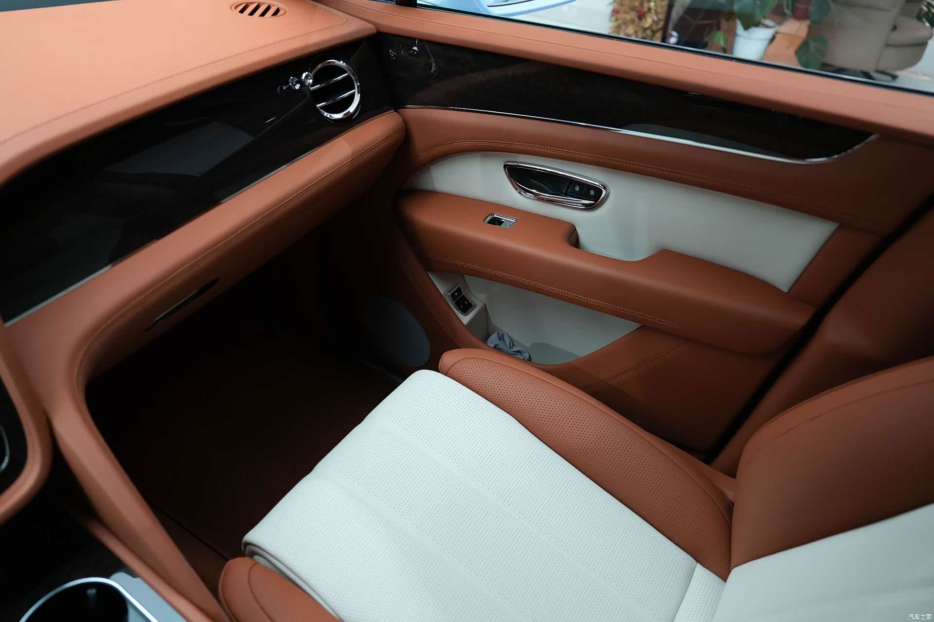Bentley Bentayga, 2024 31