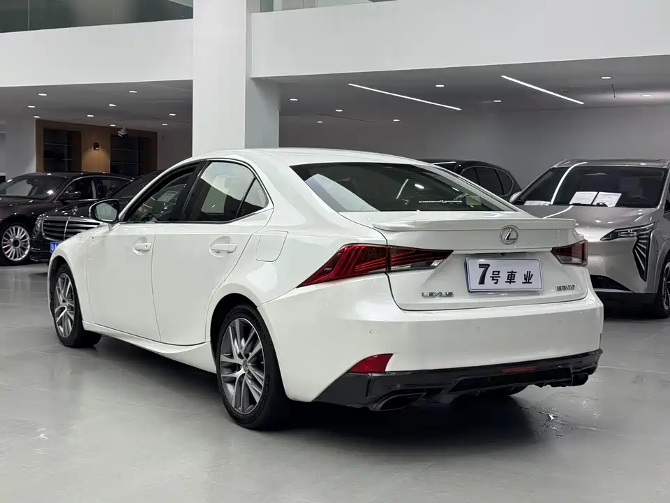 Lexus IS