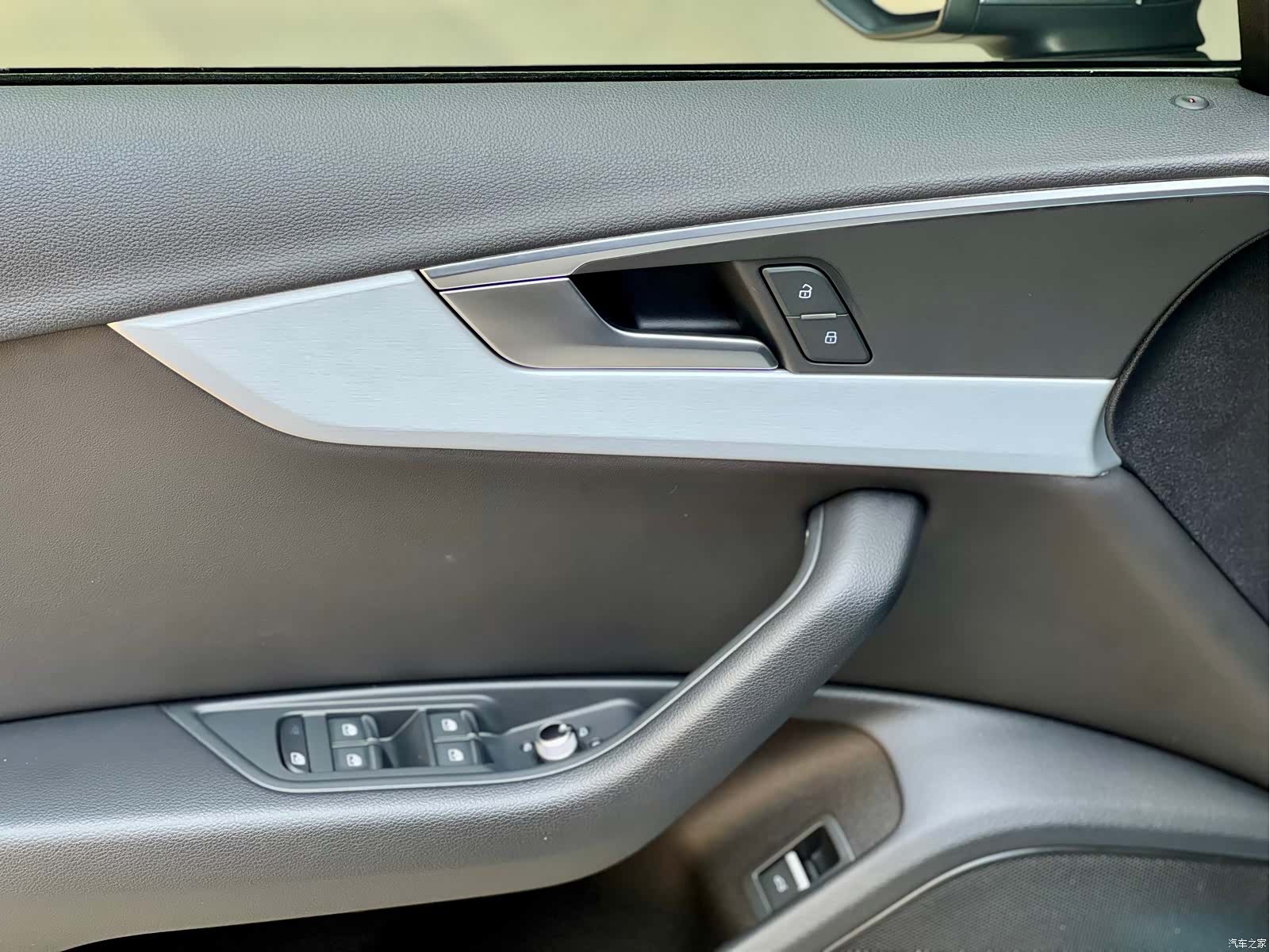 Audi A4L, 2022 все фото