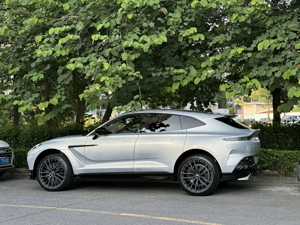 Aston Martin DBX