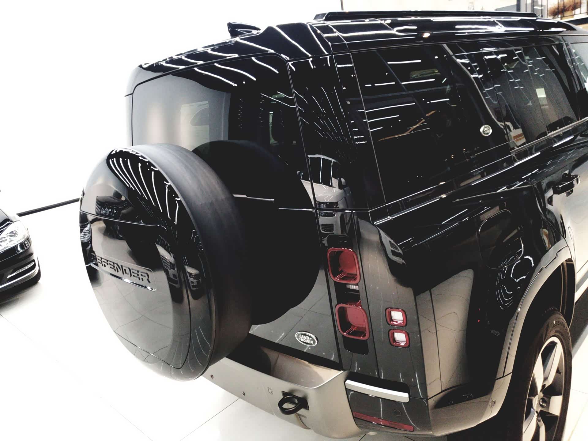 Land Rover Defender, 2023 16