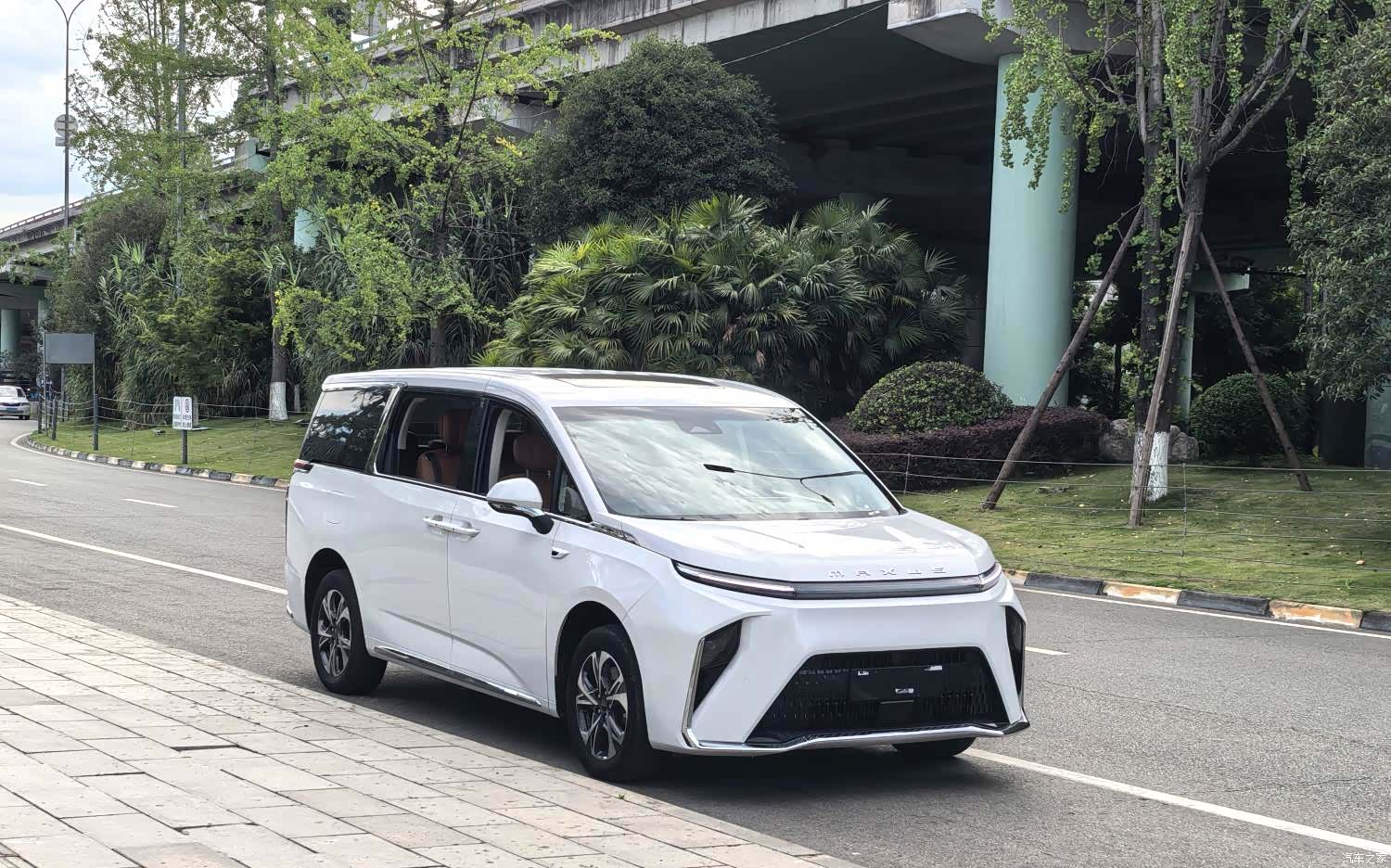 Maxus 9, 2024 8