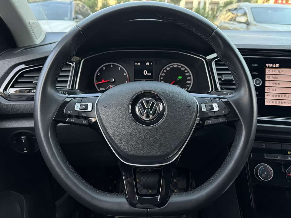 Volkswagen T-ROC exploring Songs