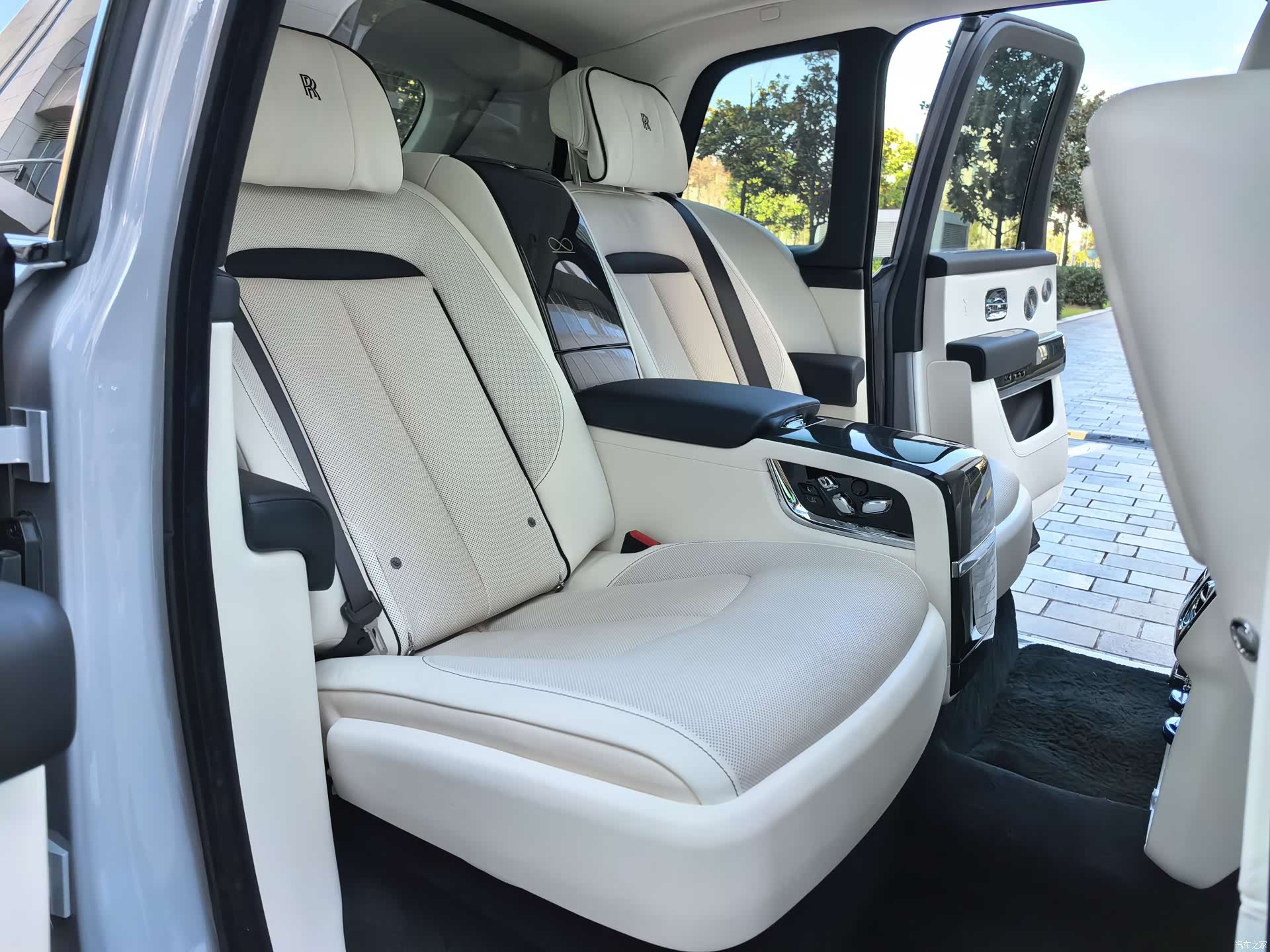 Rolls-Royce Cullinan, 2022 19