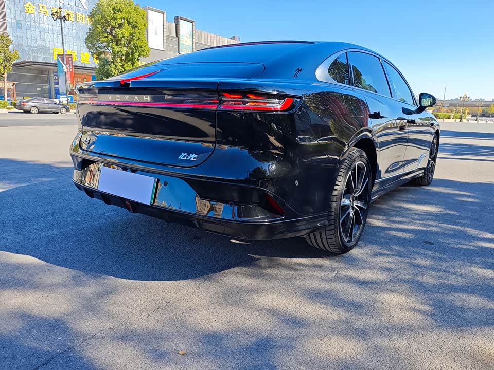 VOYAH Lantu chasing light