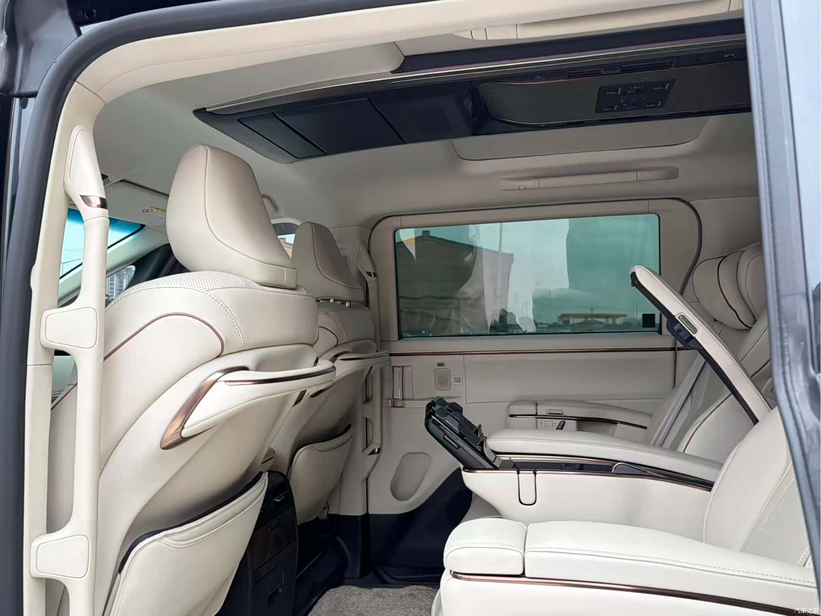 Lexus LM, 2025 16