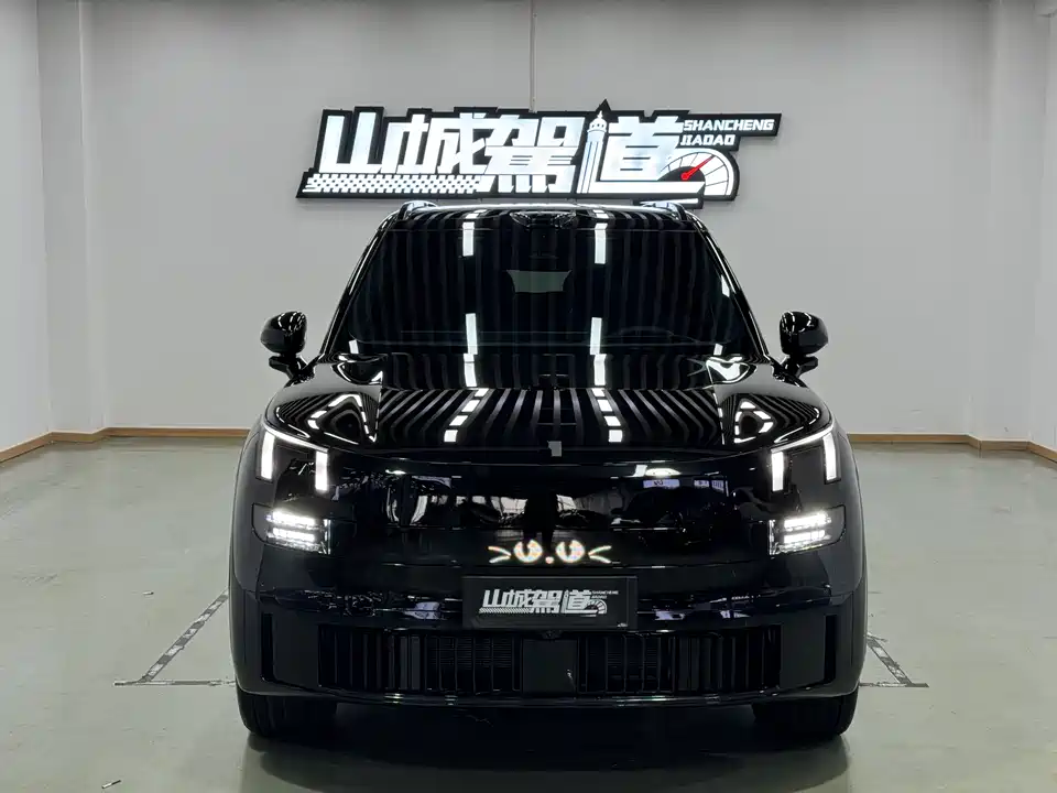 Lynk & Co 900