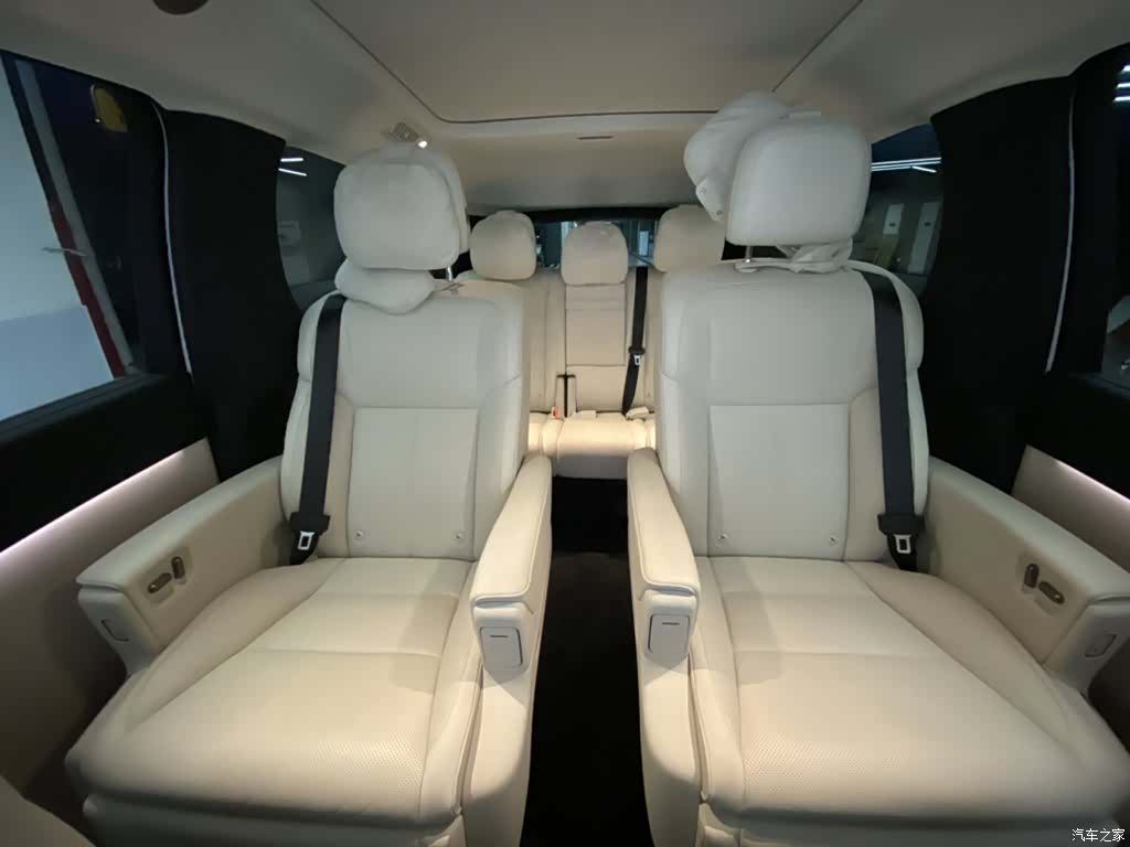 Li Auto MEGA, 2025 23