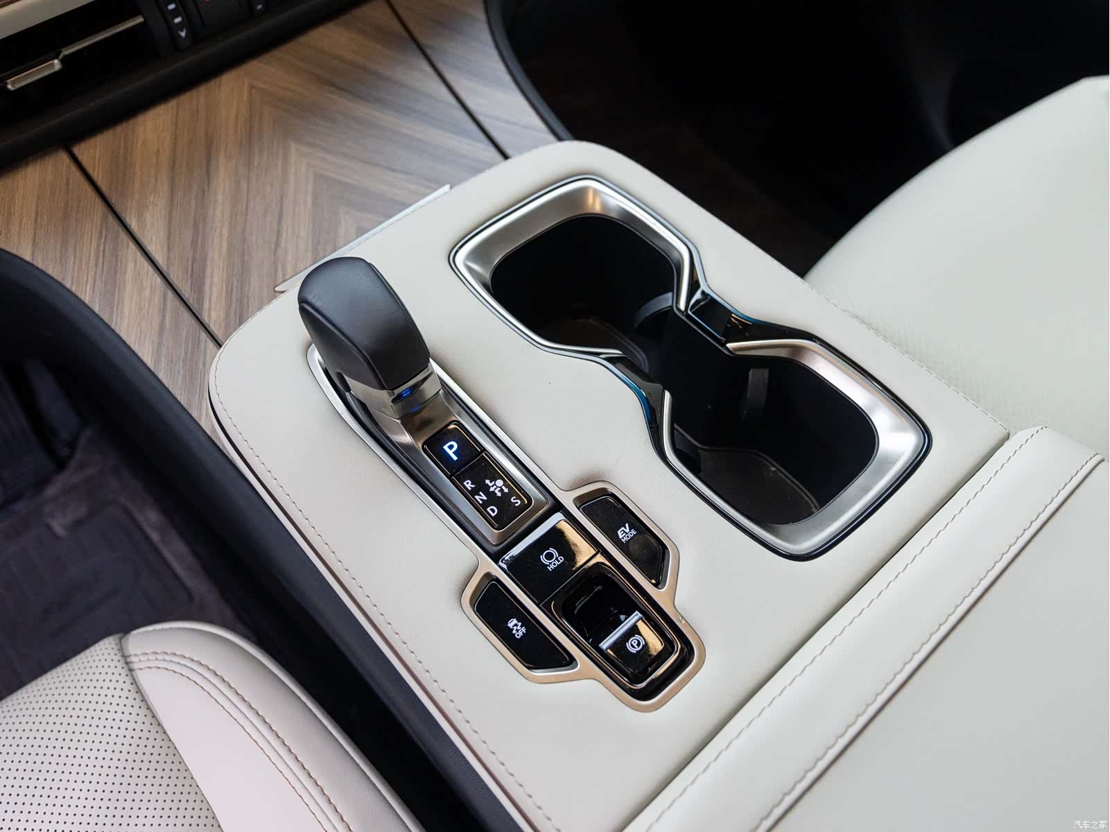 Lexus LM, 2025 14