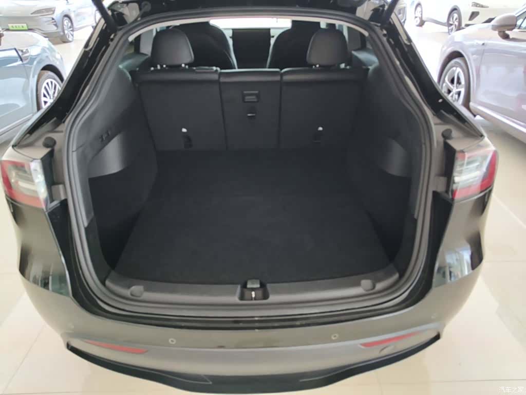 Tesla Model Y, 2024 19