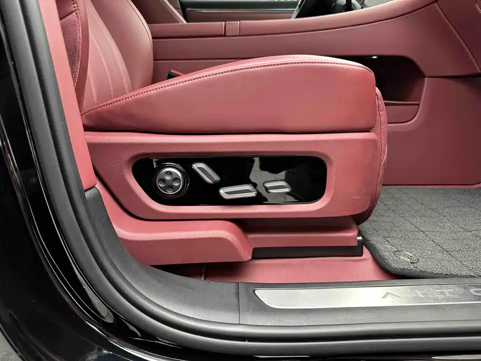 AITO Ask the world M8