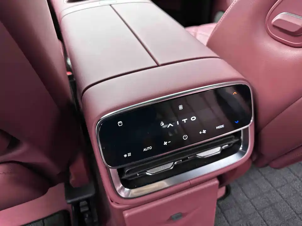 AITO Ask the world M8