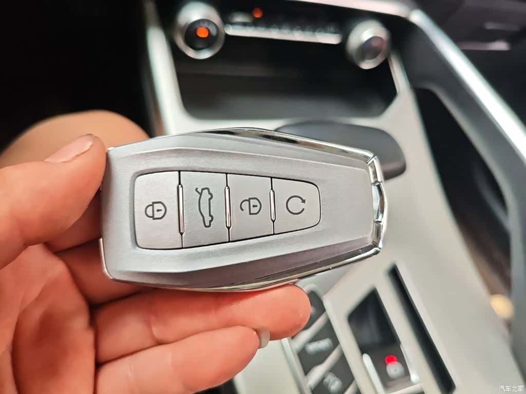 Geely Coolray, 2022 12