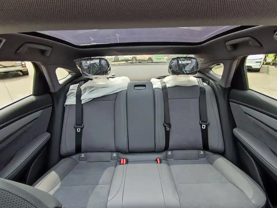 VOYAH Lantu chasing light