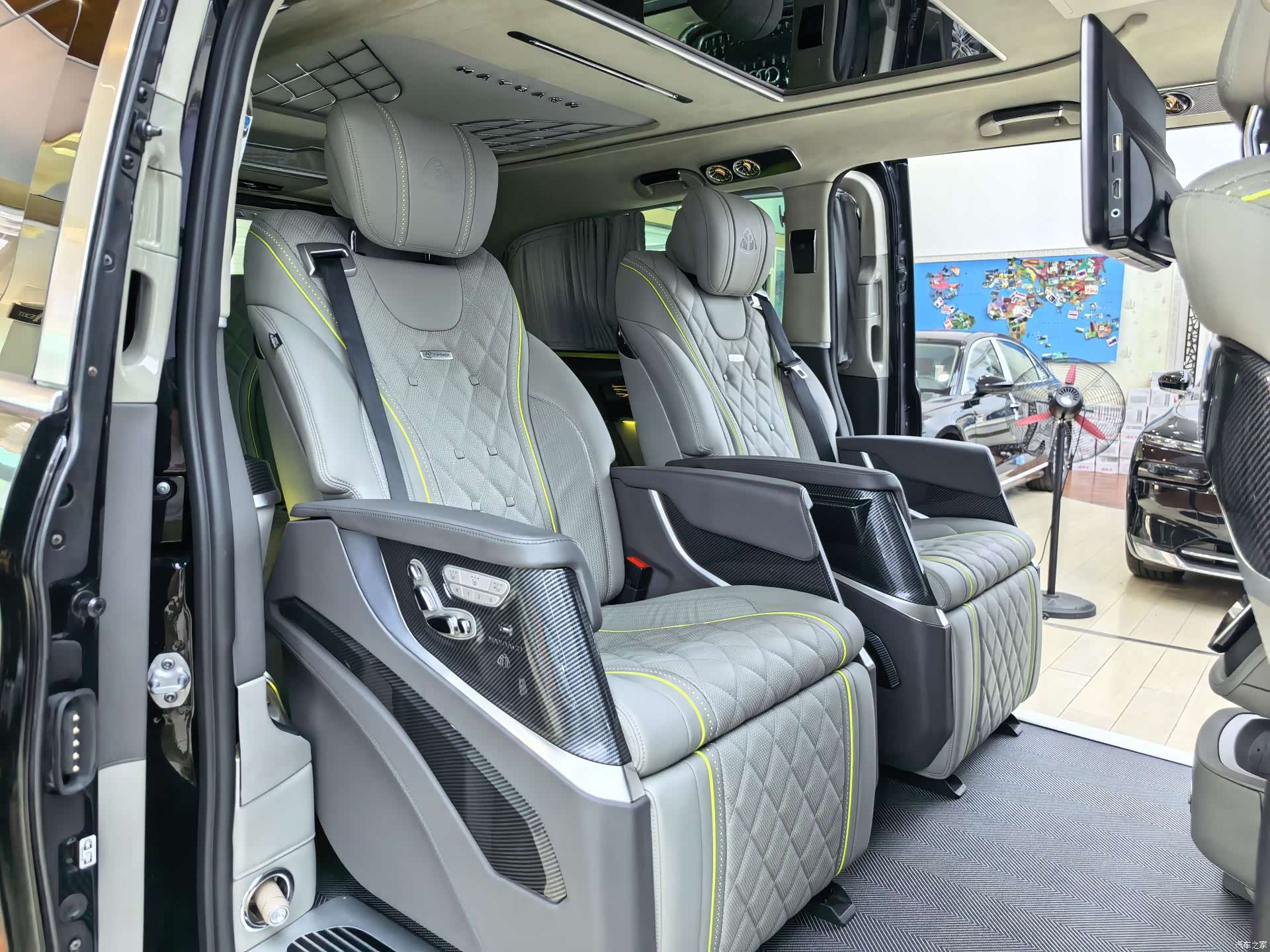 Mercedes-Benz 7, 2023 17