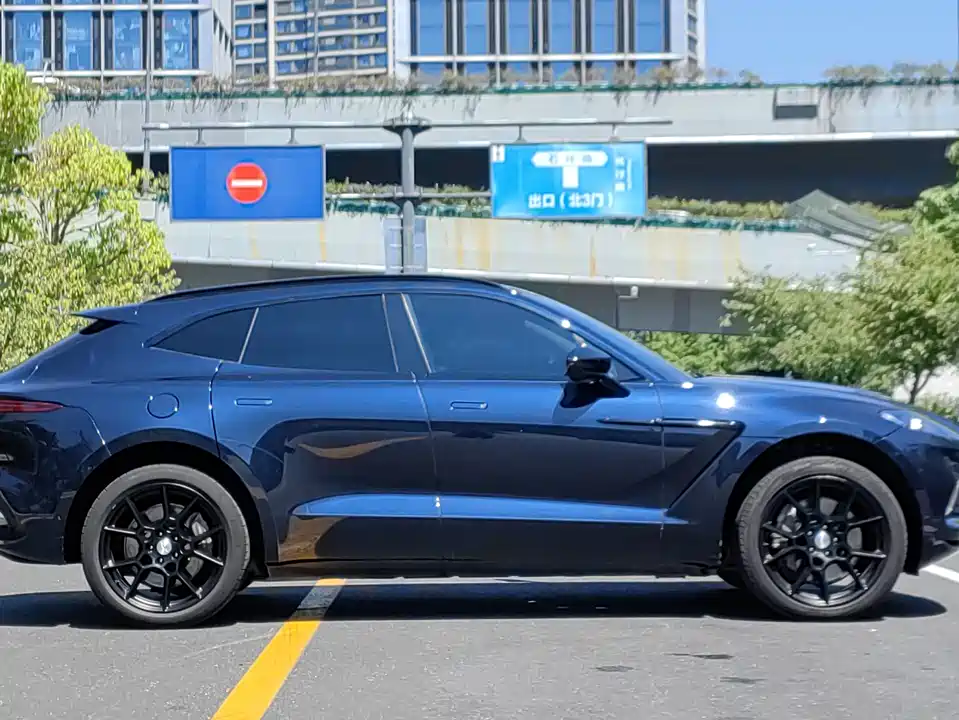 Aston Martin DBX Aston Martin DBX