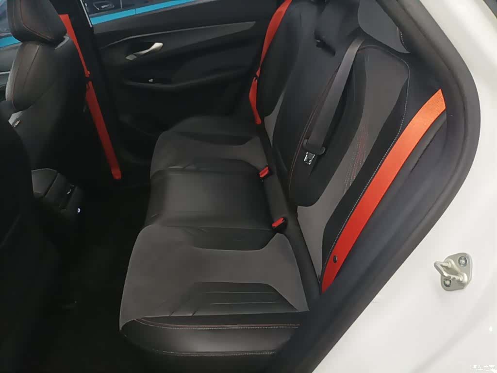 Geely Binray, 2022 17