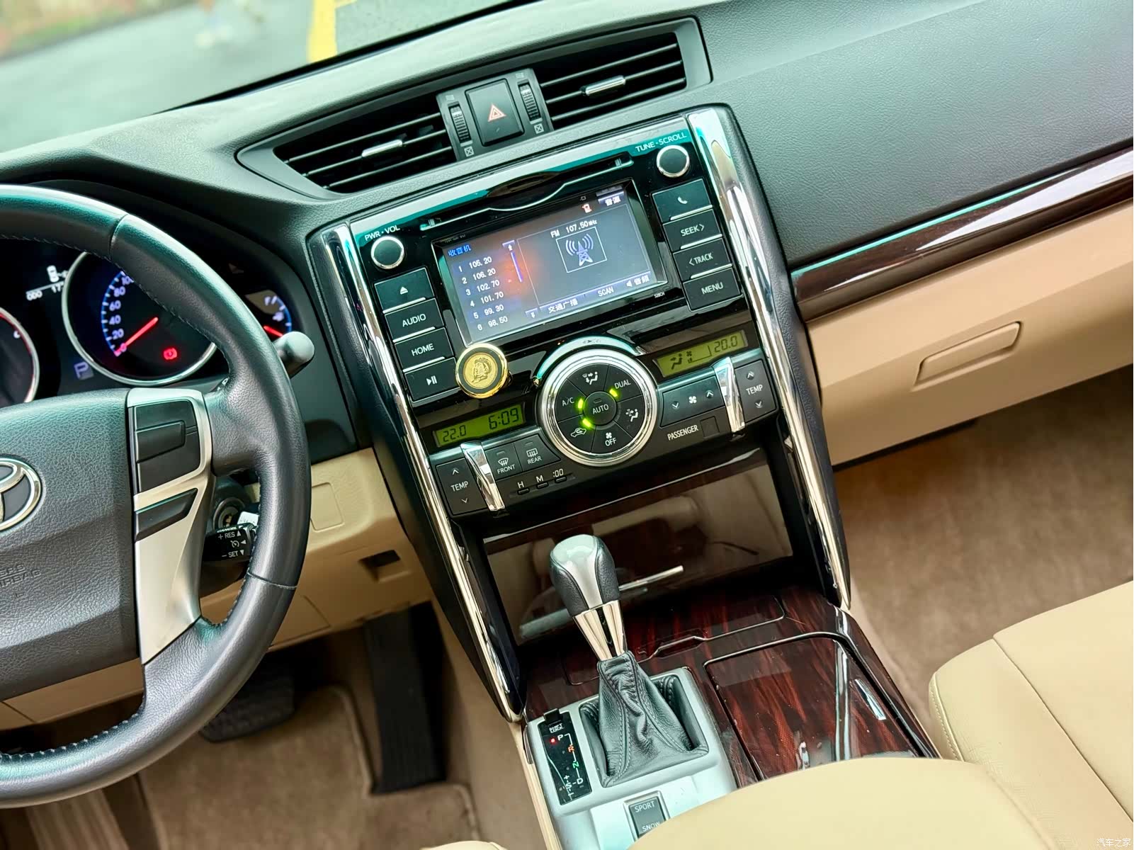 Toyota 2.5V, 2012 16