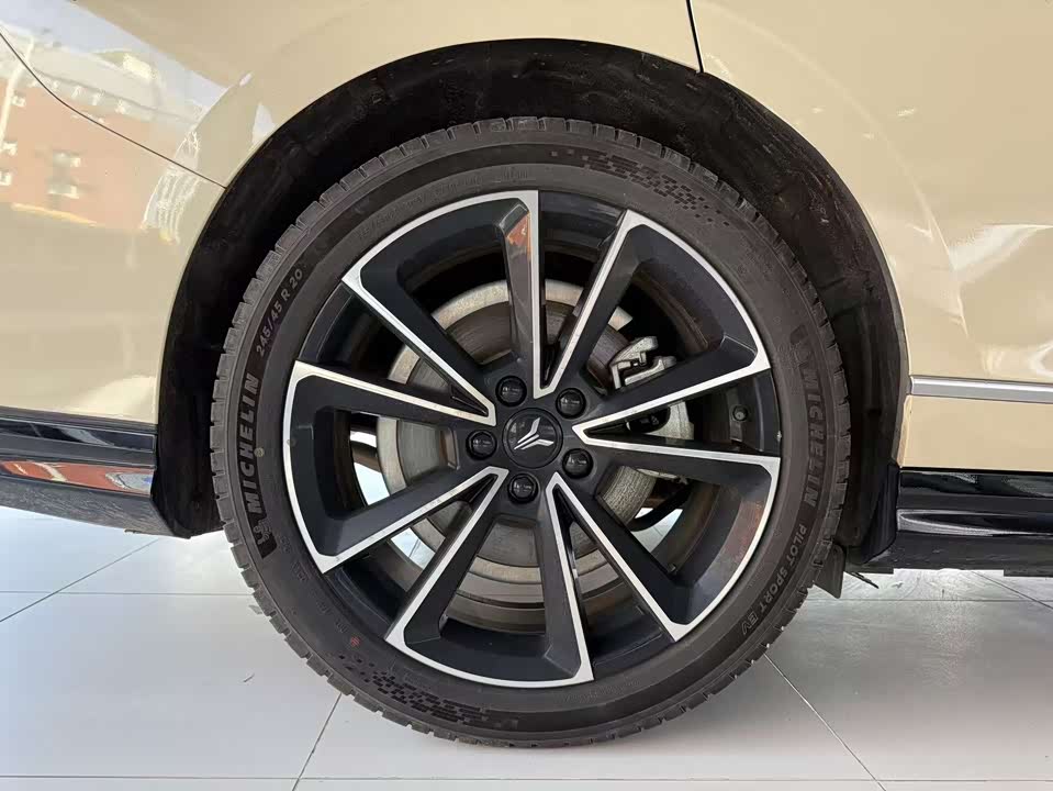 VOYAH Lantu chasing light