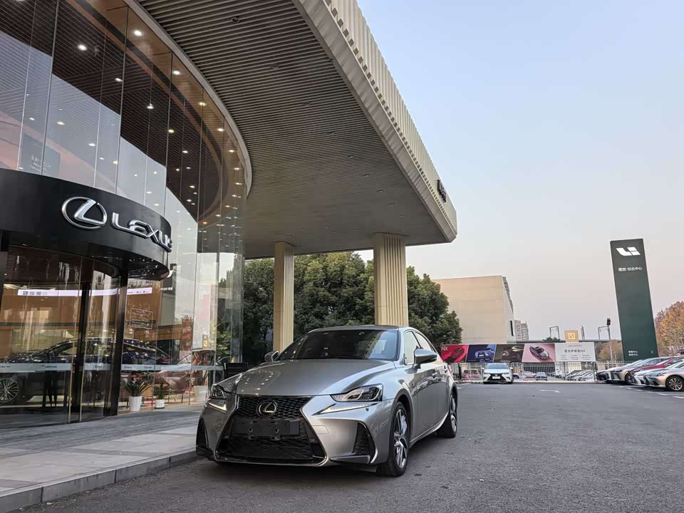 Lexus IS