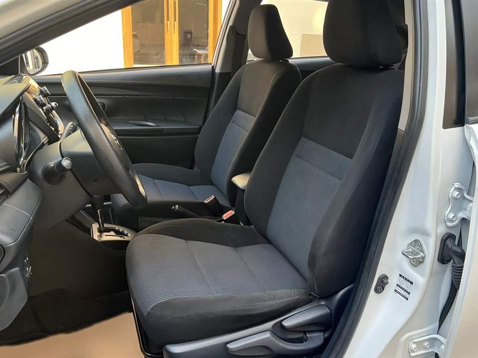 Toyota YARiS L to enjoy