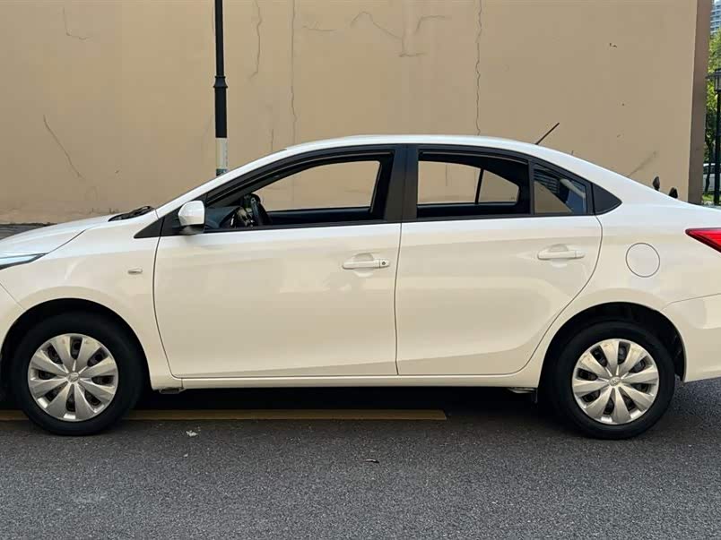 Toyota YARiS L to enjoy