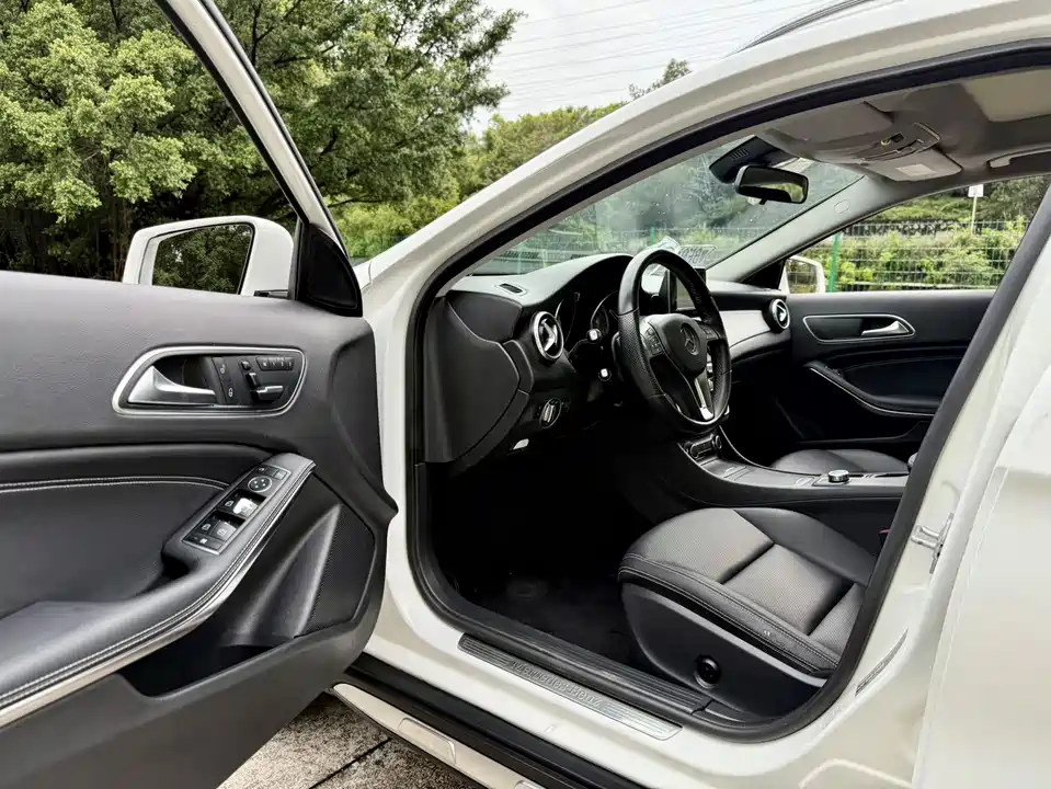 Mercedes-Benz GLA Mercedes-Benz GLA