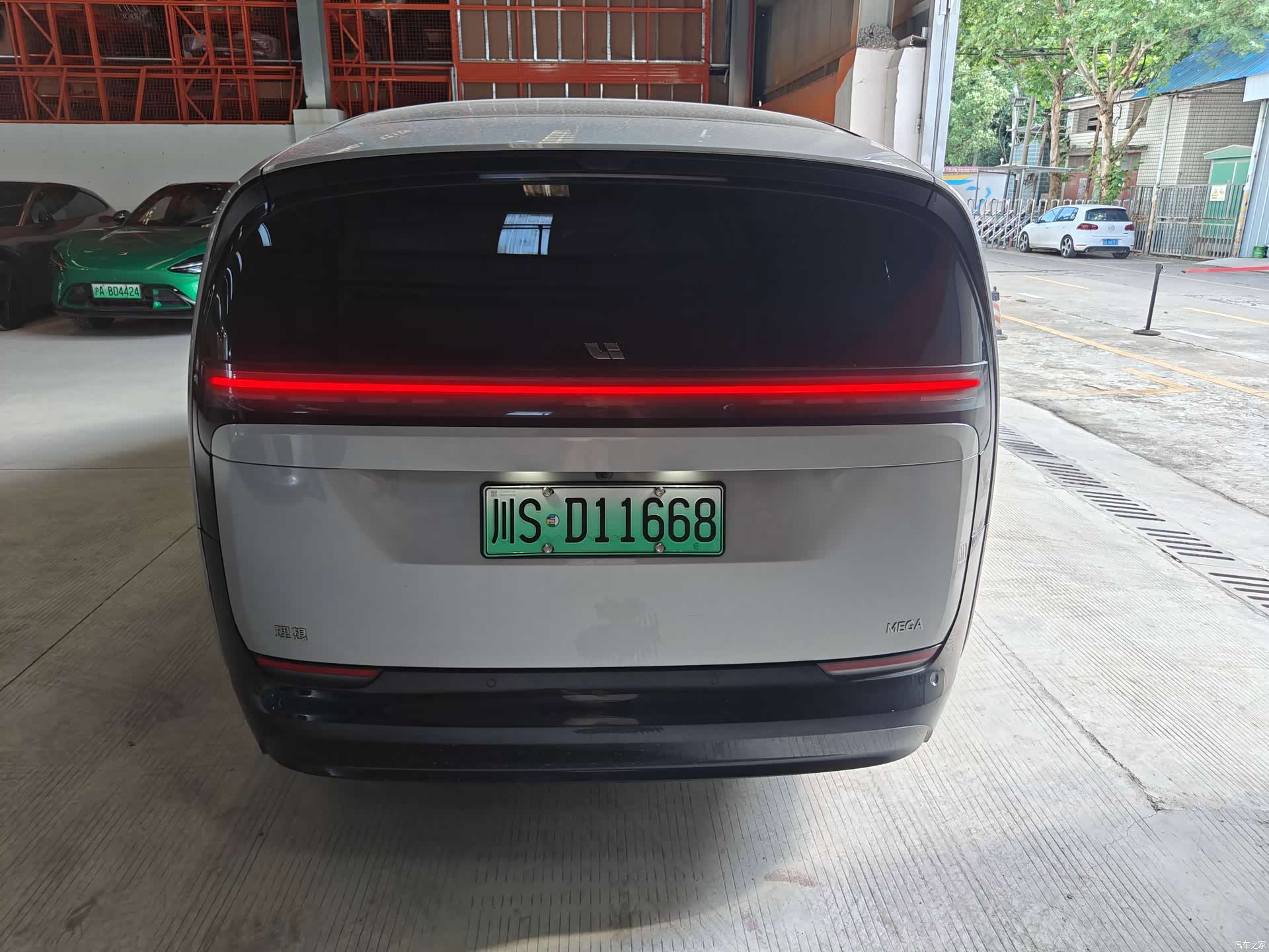Li Auto MEGA, 2024 6