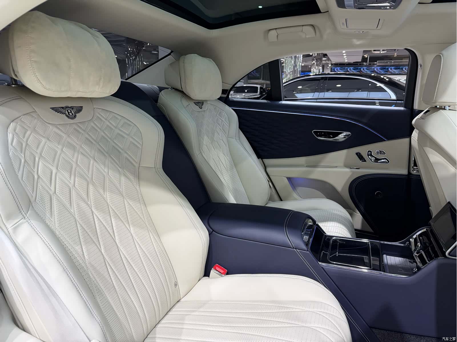 Bentley Flying Spur, 2023 11