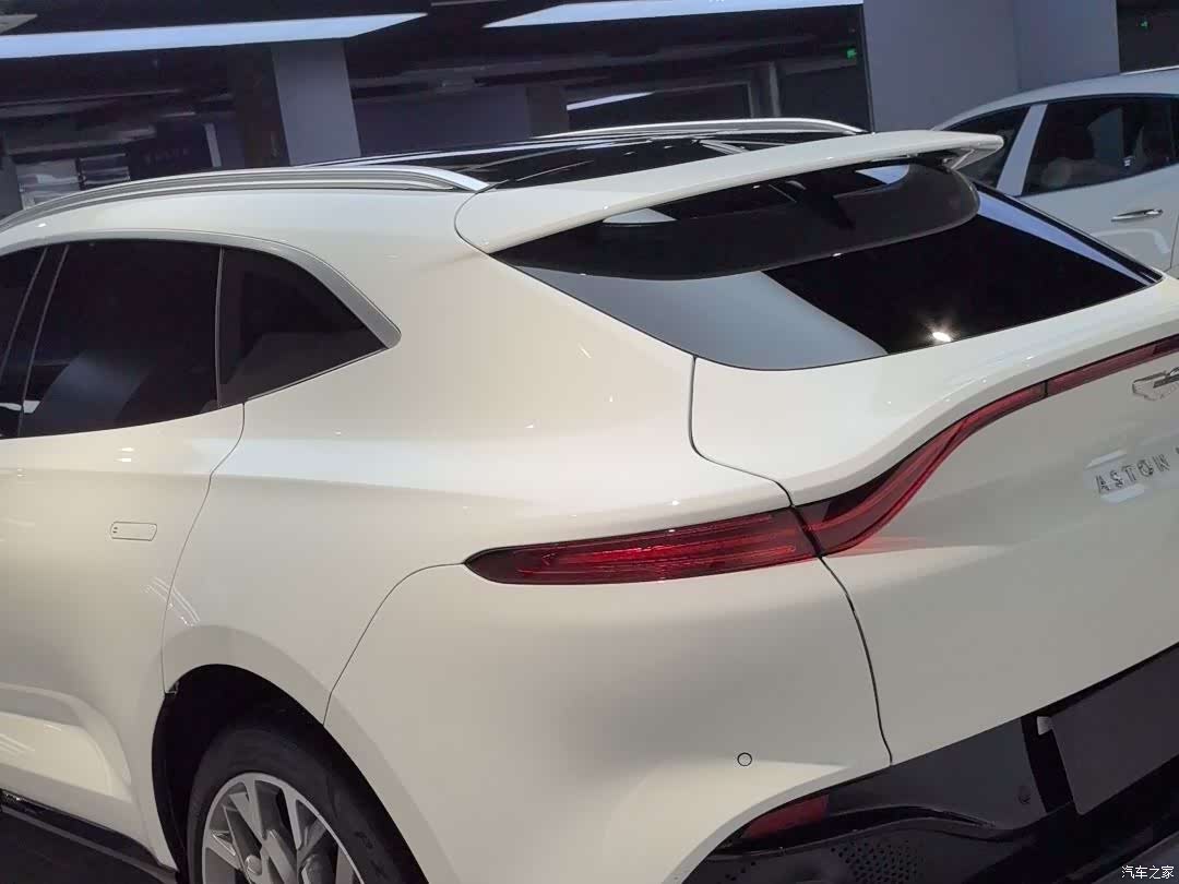Aston Martin DBX, 2025 12