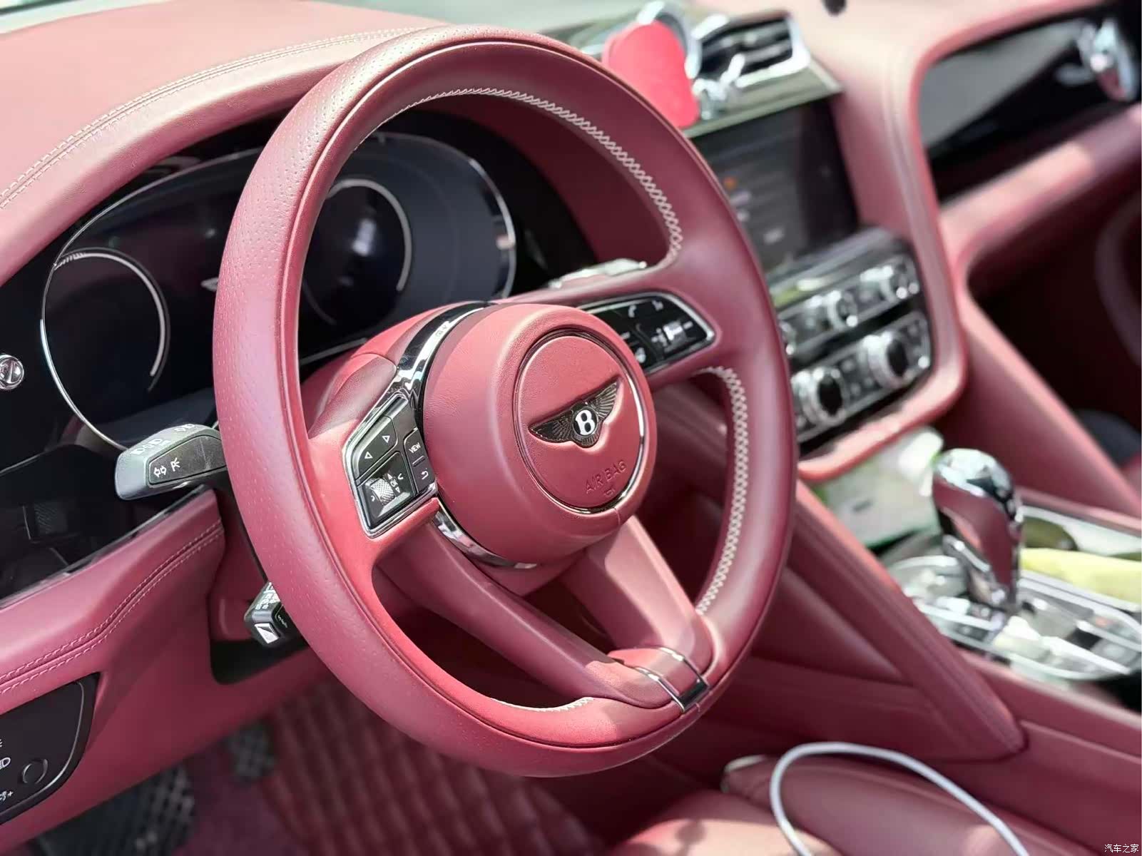 Bentley Bentayga, 2022 11