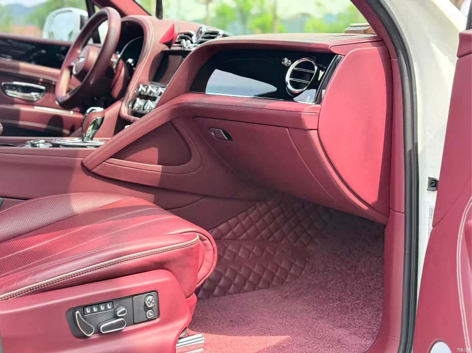 Bentley Bentayga, 2022 15