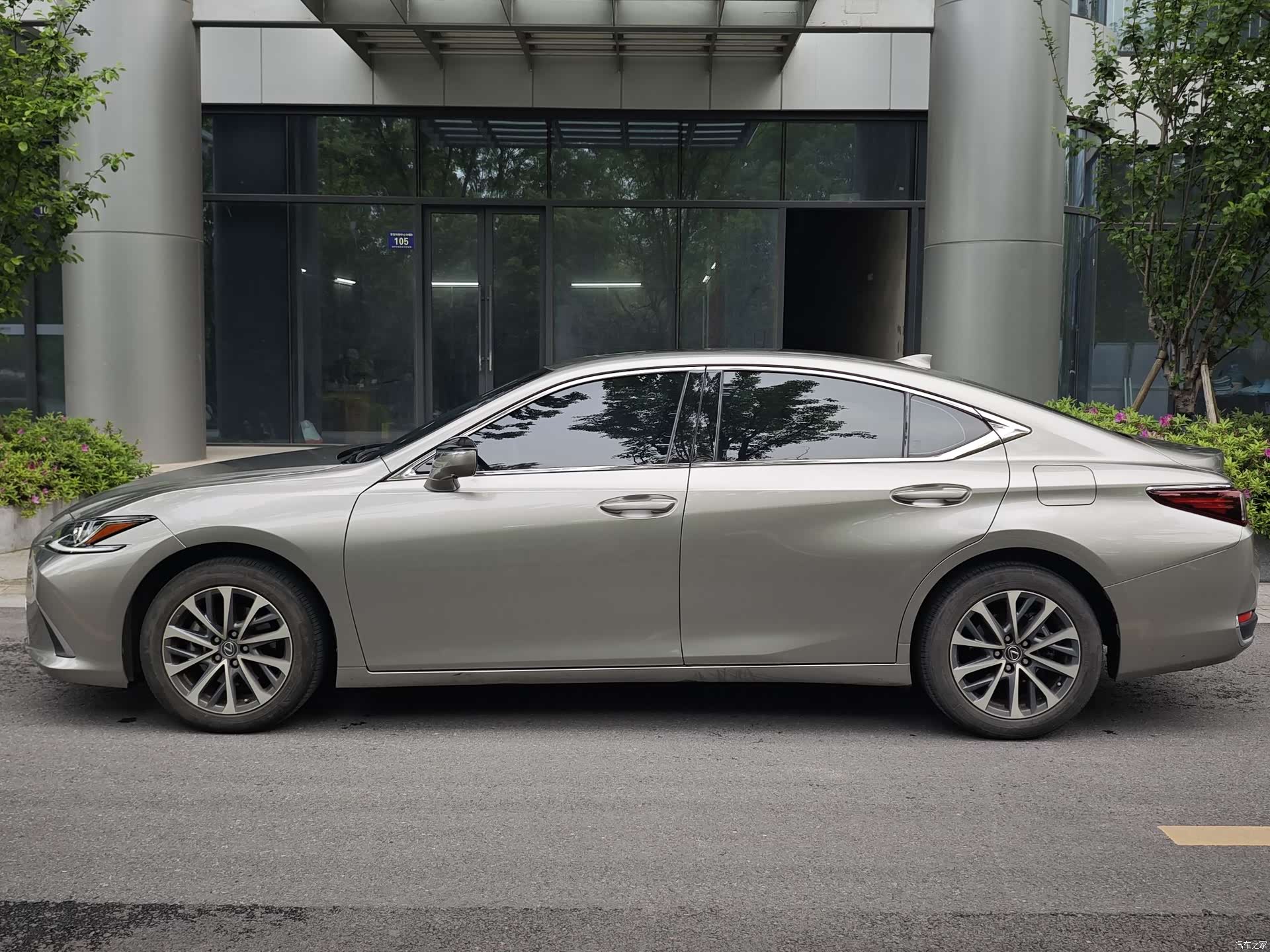 Lexus ES, 2024 4