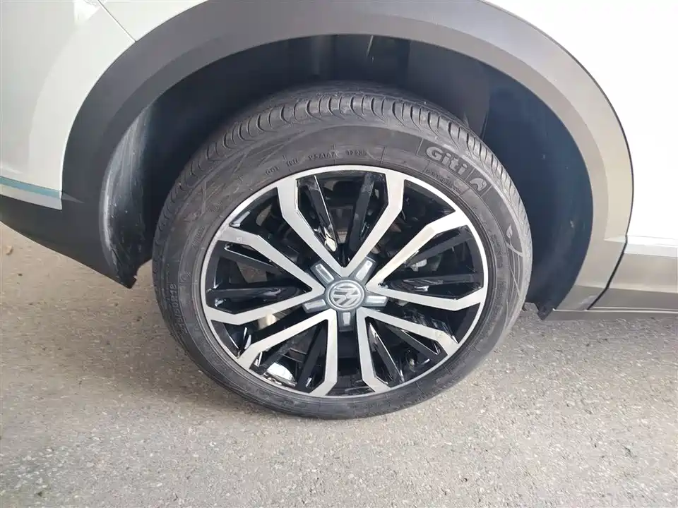 Volkswagen T-ROC exploring Songs