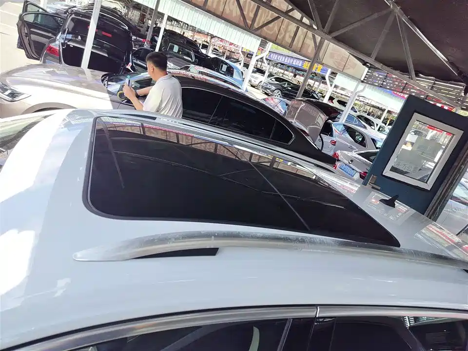 Volkswagen T-ROC exploring Songs