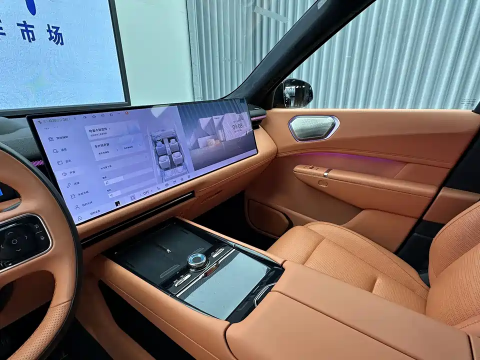 Lynk & Co 900