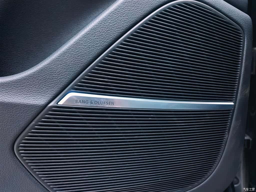 Audi Q8, 2025 14