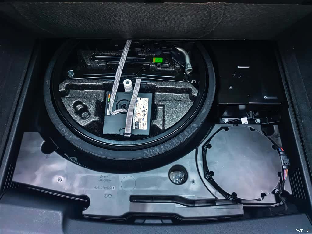 Audi Q8, 2025 21