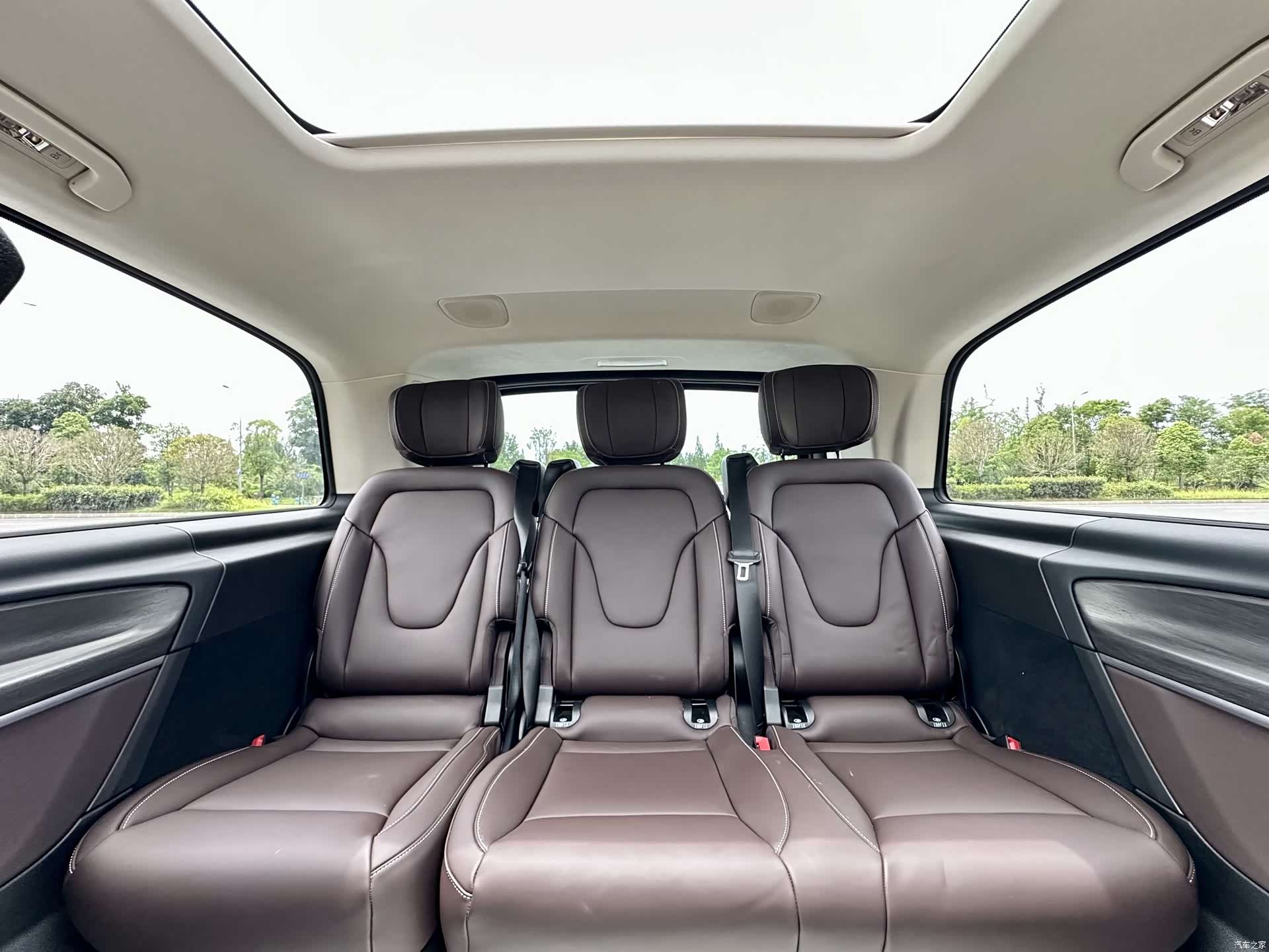 Mercedes-Benz V-Class, 2025 14