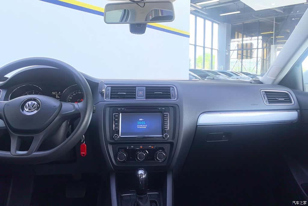 Volkswagen Sagitar, 2015 13