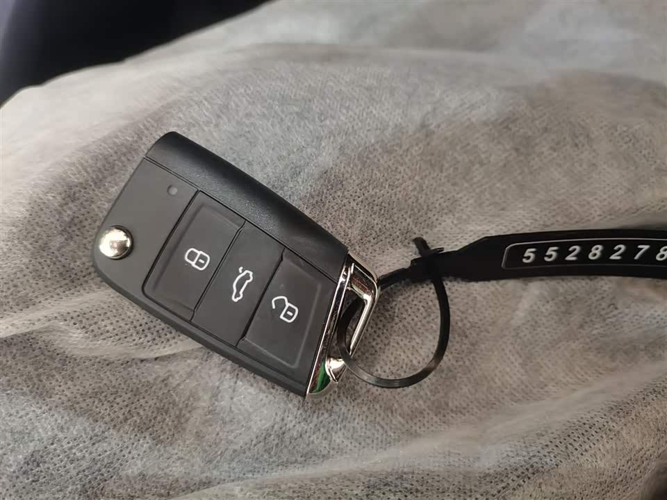 Volkswagen T-ROC exploring Songs