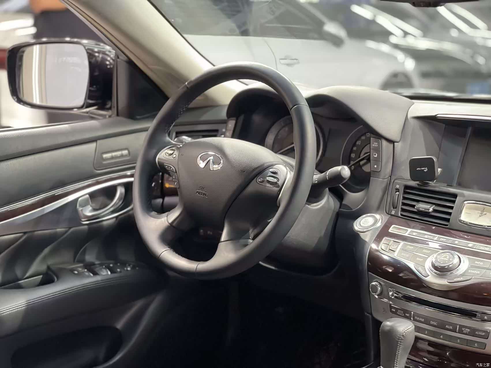 Infiniti Q70, 2014 23