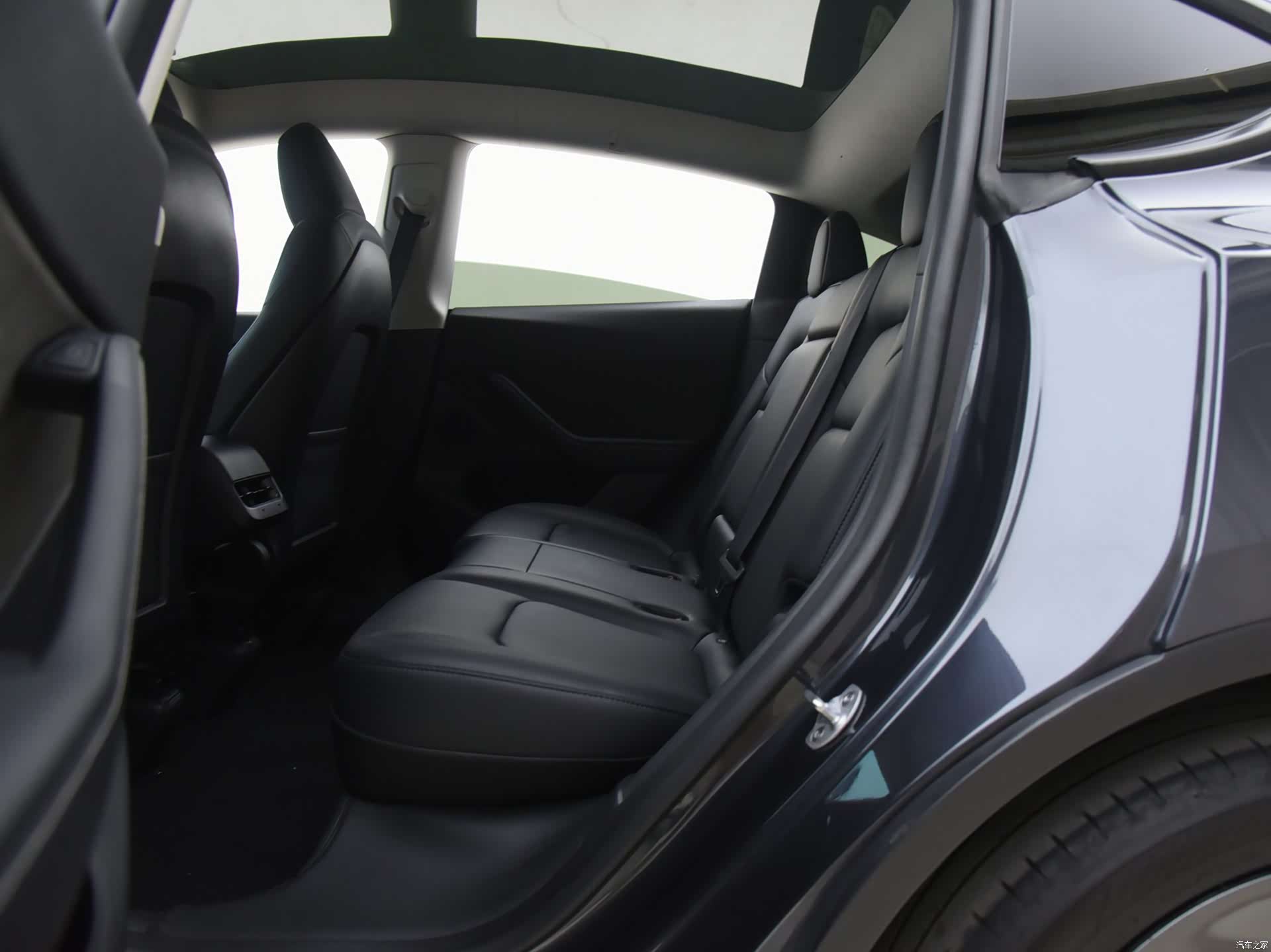 Tesla Model Y, 2024 8