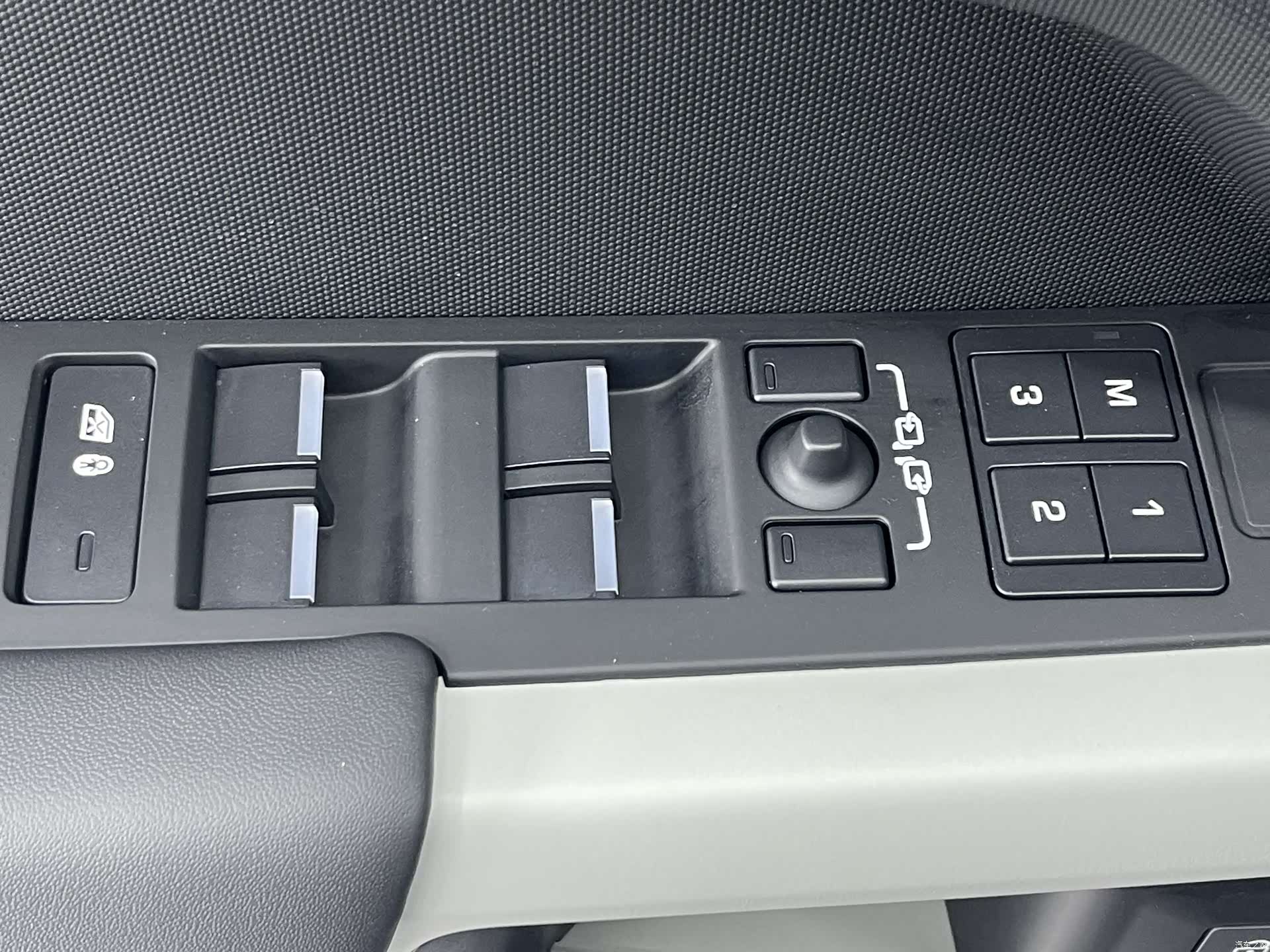 Land Rover Defender, 2024 16