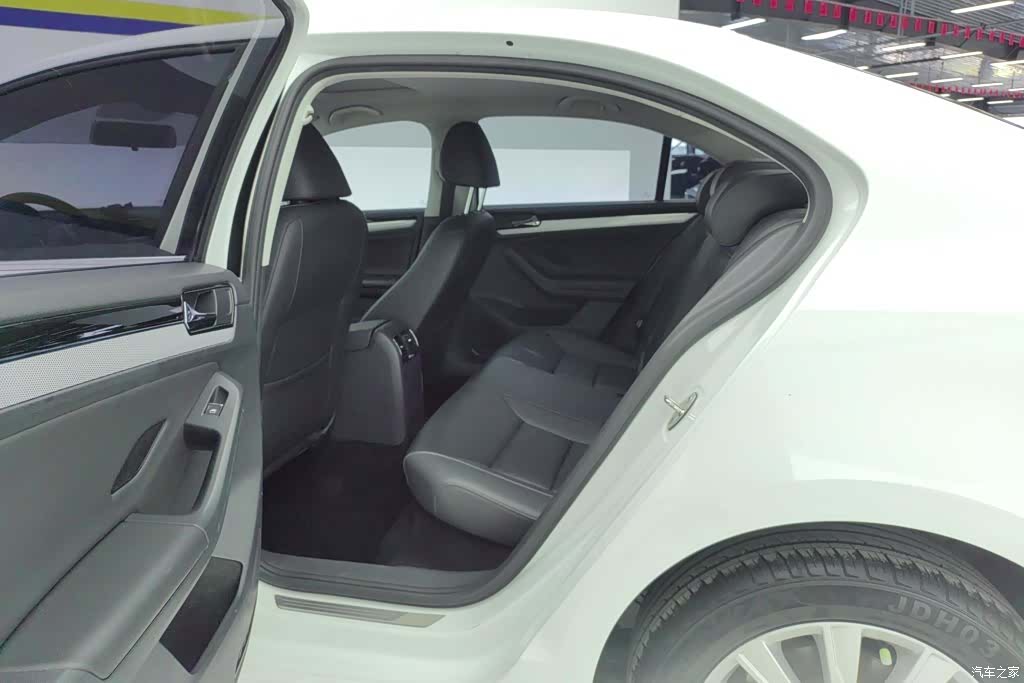 Volkswagen Sagitar, 2016 11