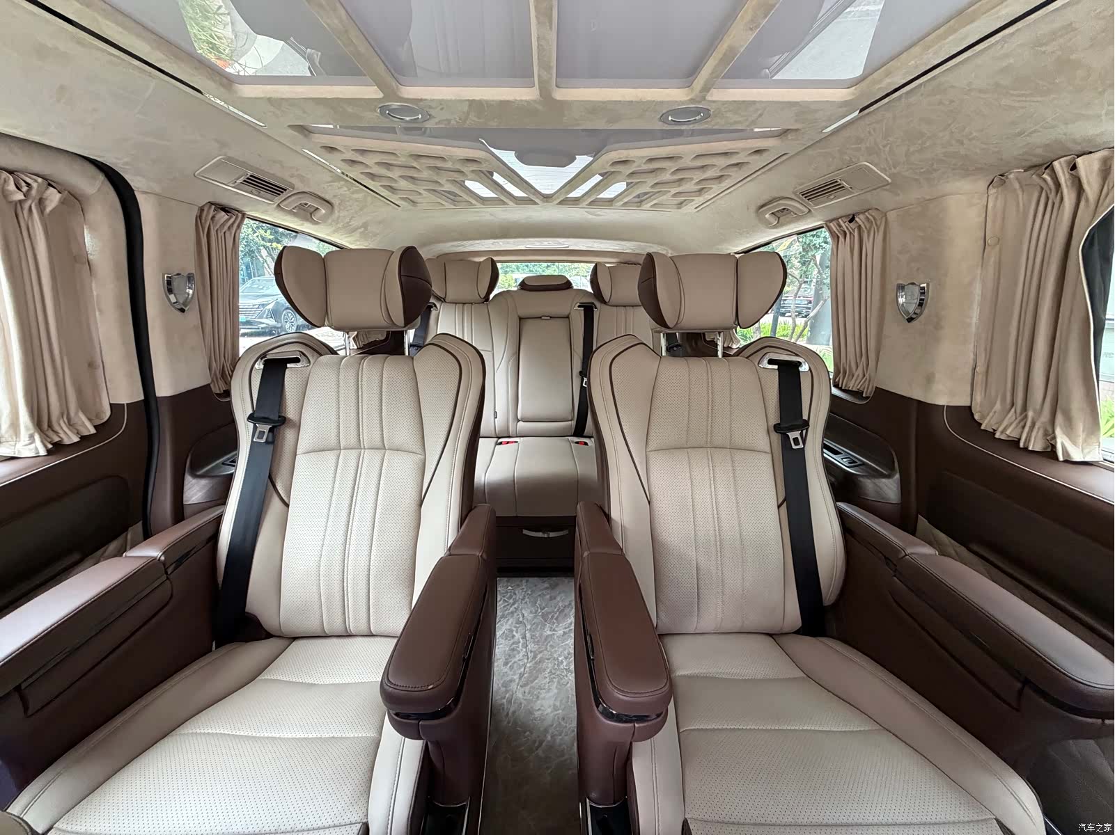 Mercedes-Benz 7, 2023 17