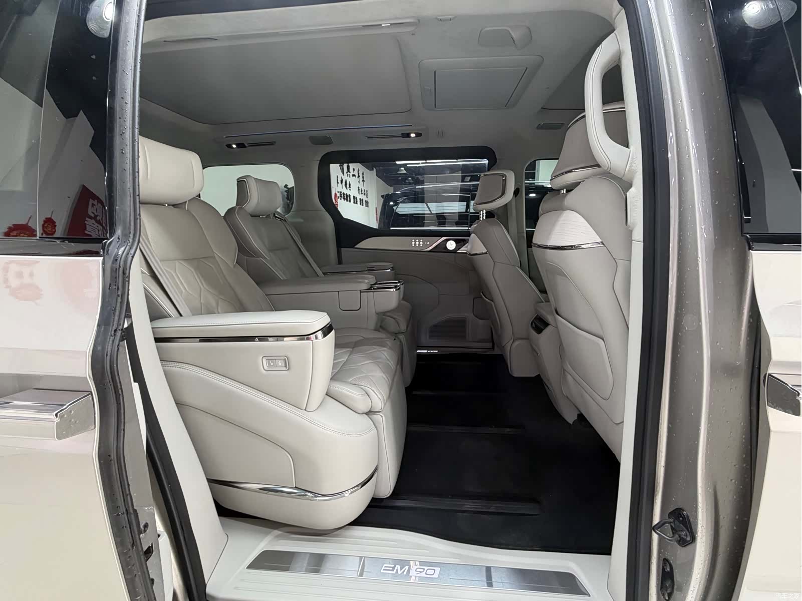 Volvo EM90, 2024 8