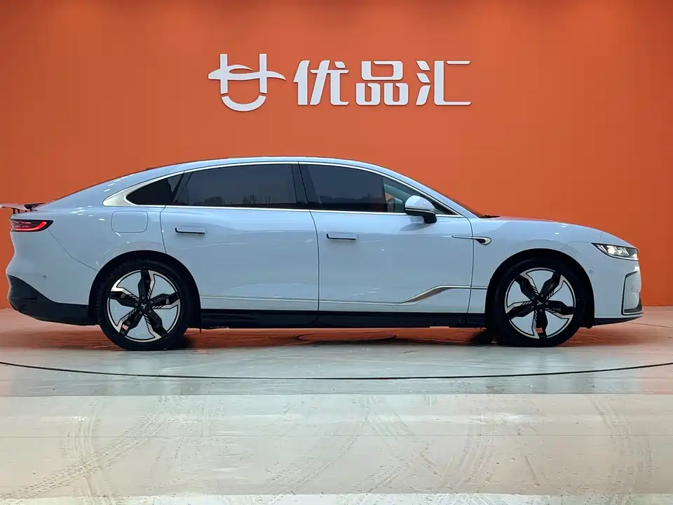 VOYAH Lantu chasing light