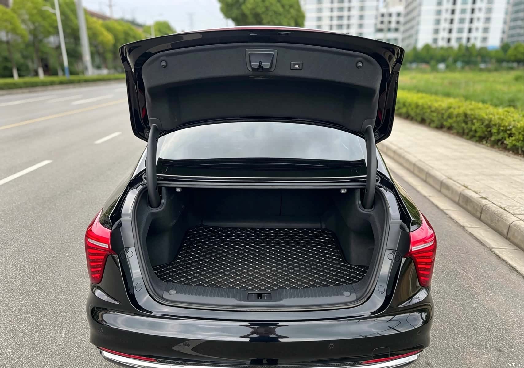 Hongqi H5, 2023 13