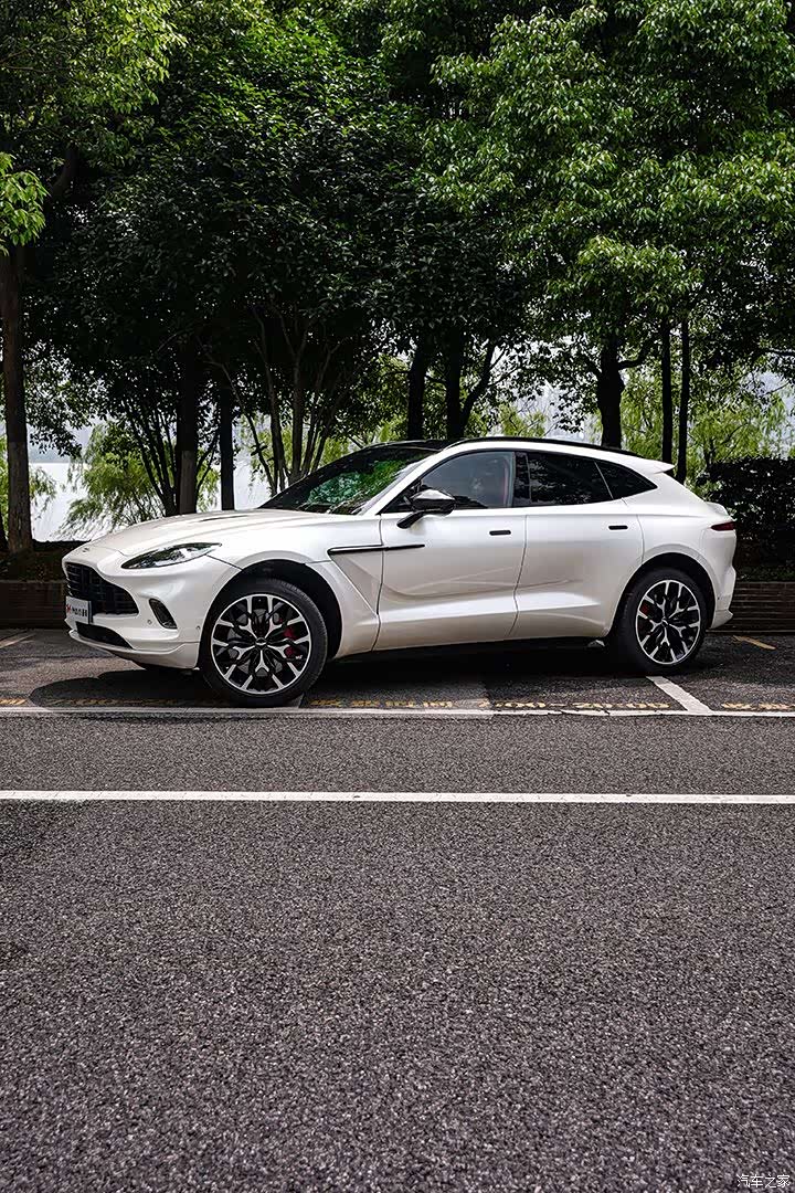 Aston Martin DBX, 2020 2